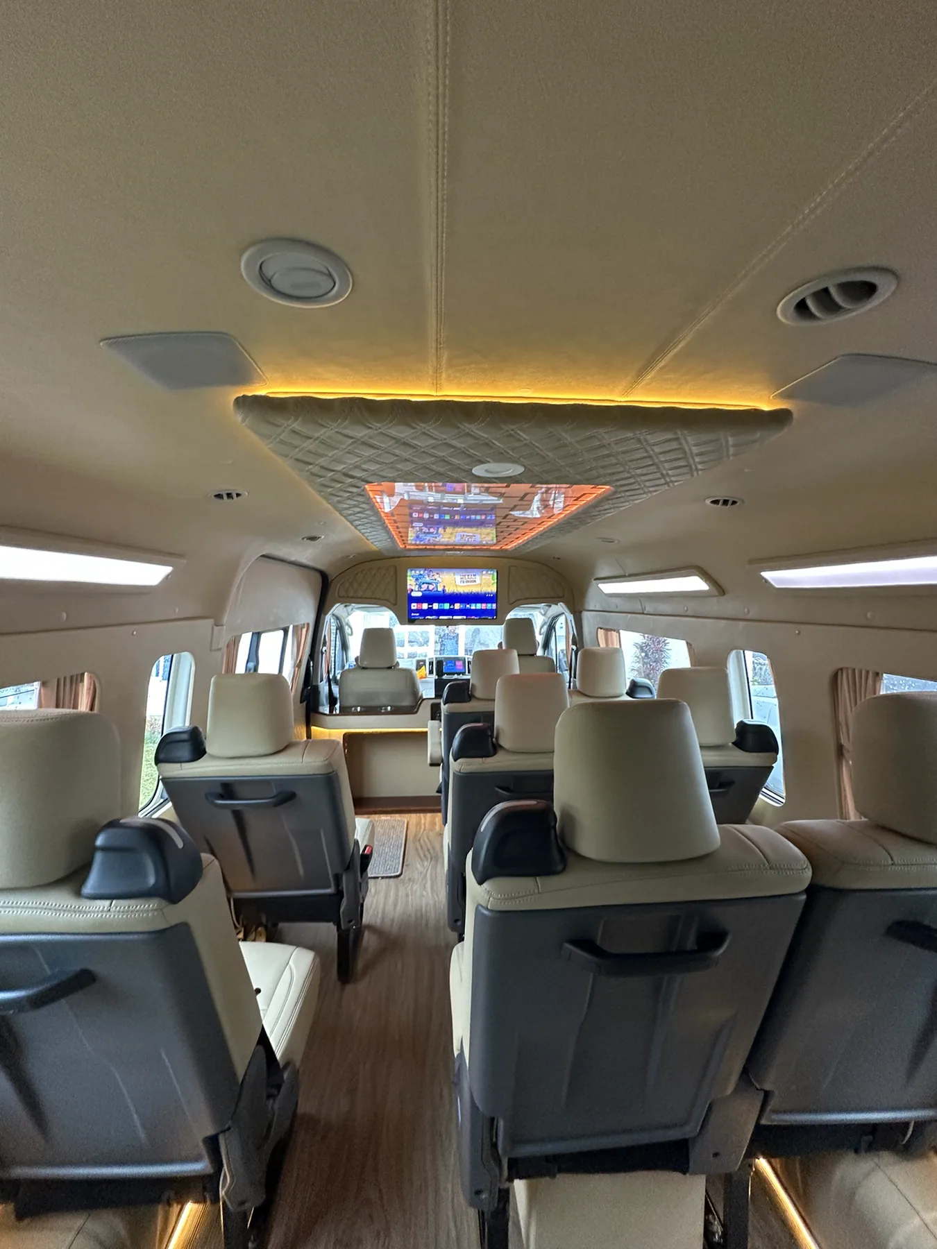 Kabin Hiace Premio 2023 tampak dari belakang menuju area depan