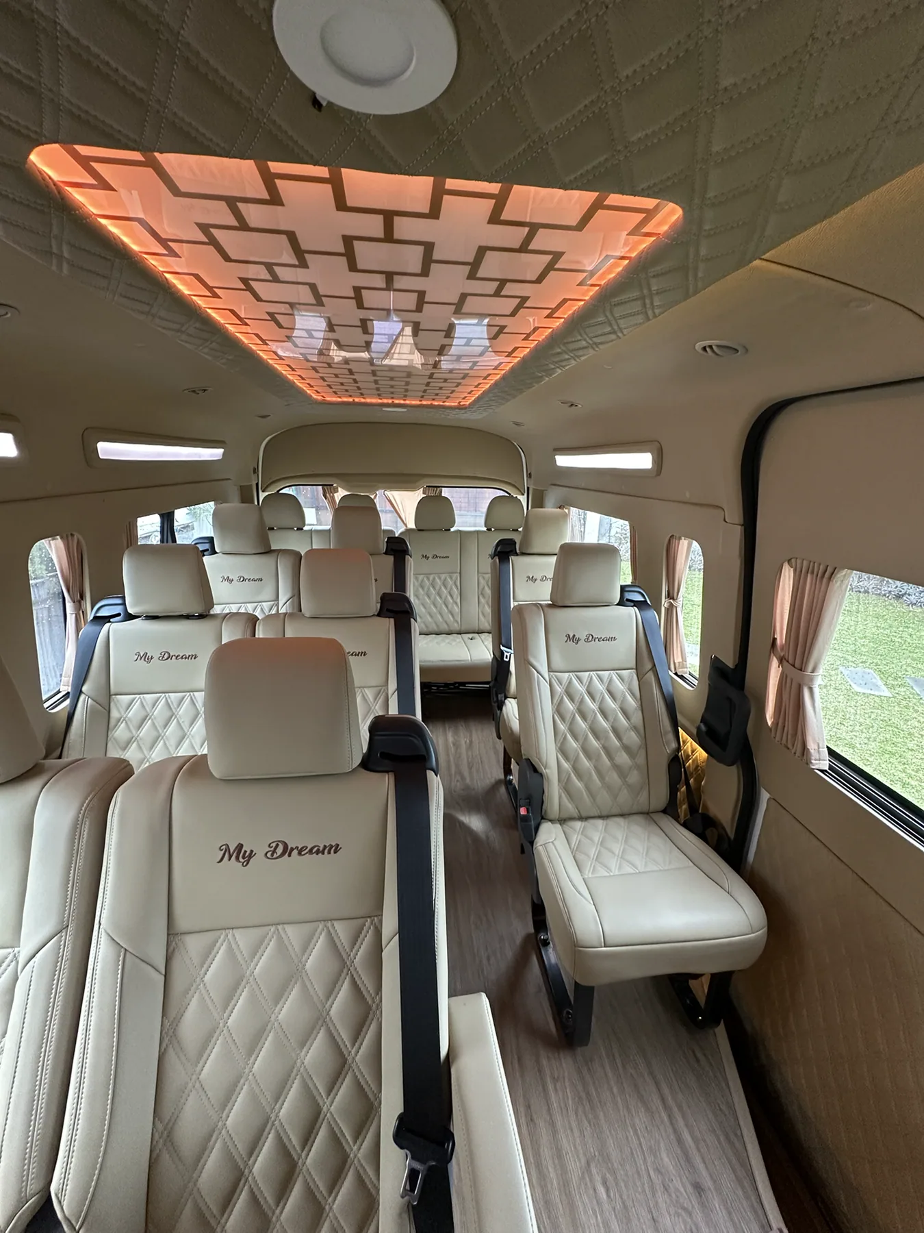Lorong dan baris kursi kabin Hiace Premio 2023