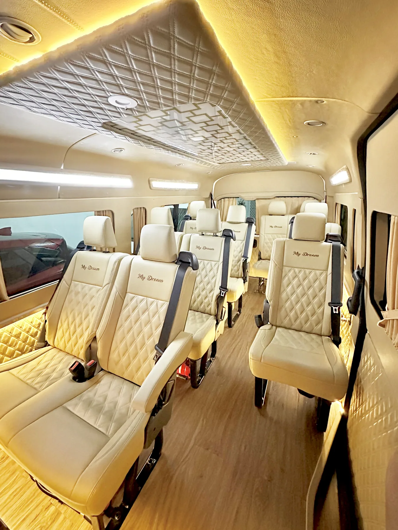 Kabin Hiace Premio 2023 dengan susunan 13 kursi dan pencahayaan hangat