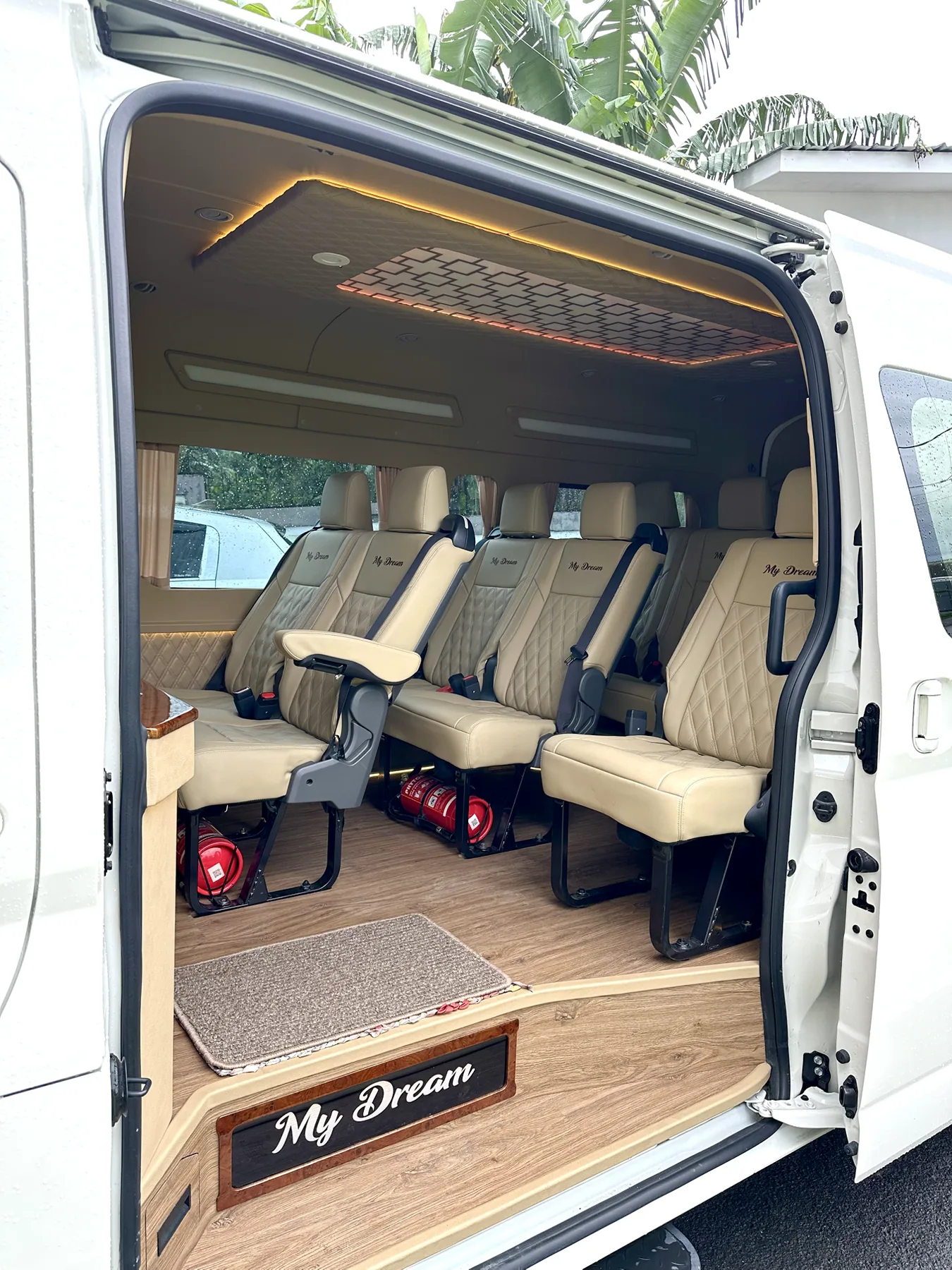 Akses kabin dan susunan kursi Hiace Premio 2023 melalui pintu geser