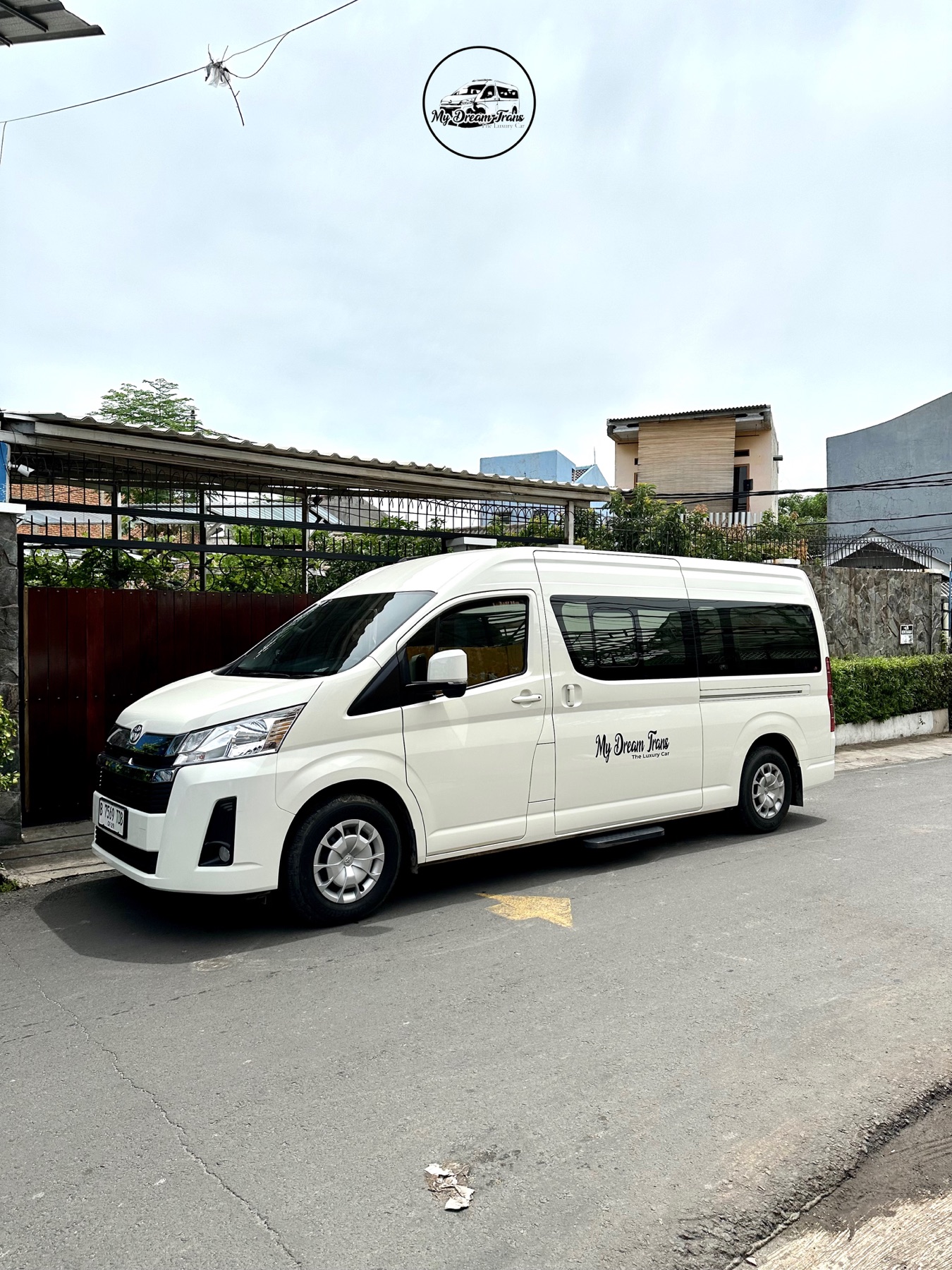 Hiace Premio 2023 putih berlogo My Dream Trans tampak depan dan samping