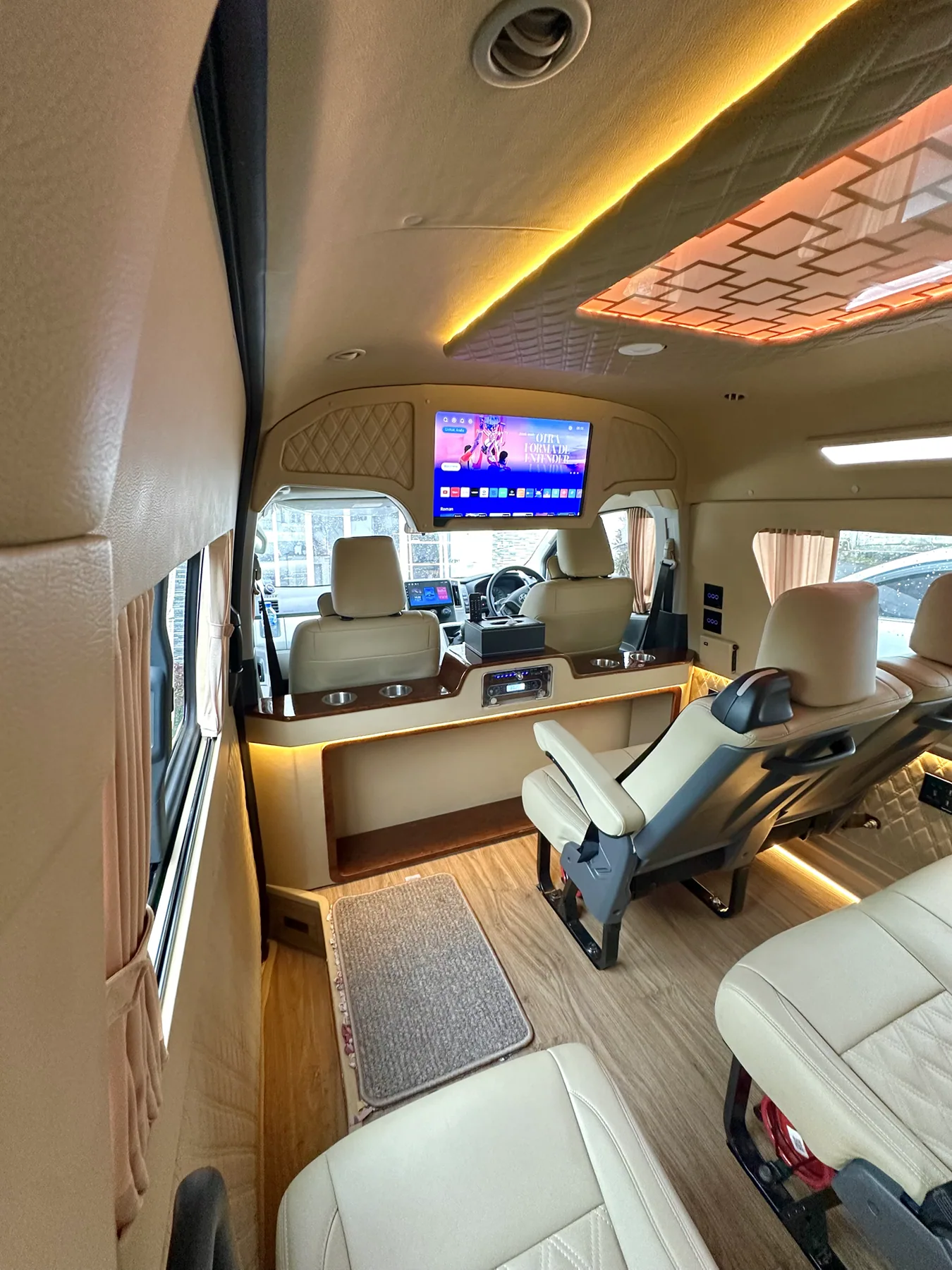 Jok reclining Hiace Premio 2023 dan area hiburan di bagian depan