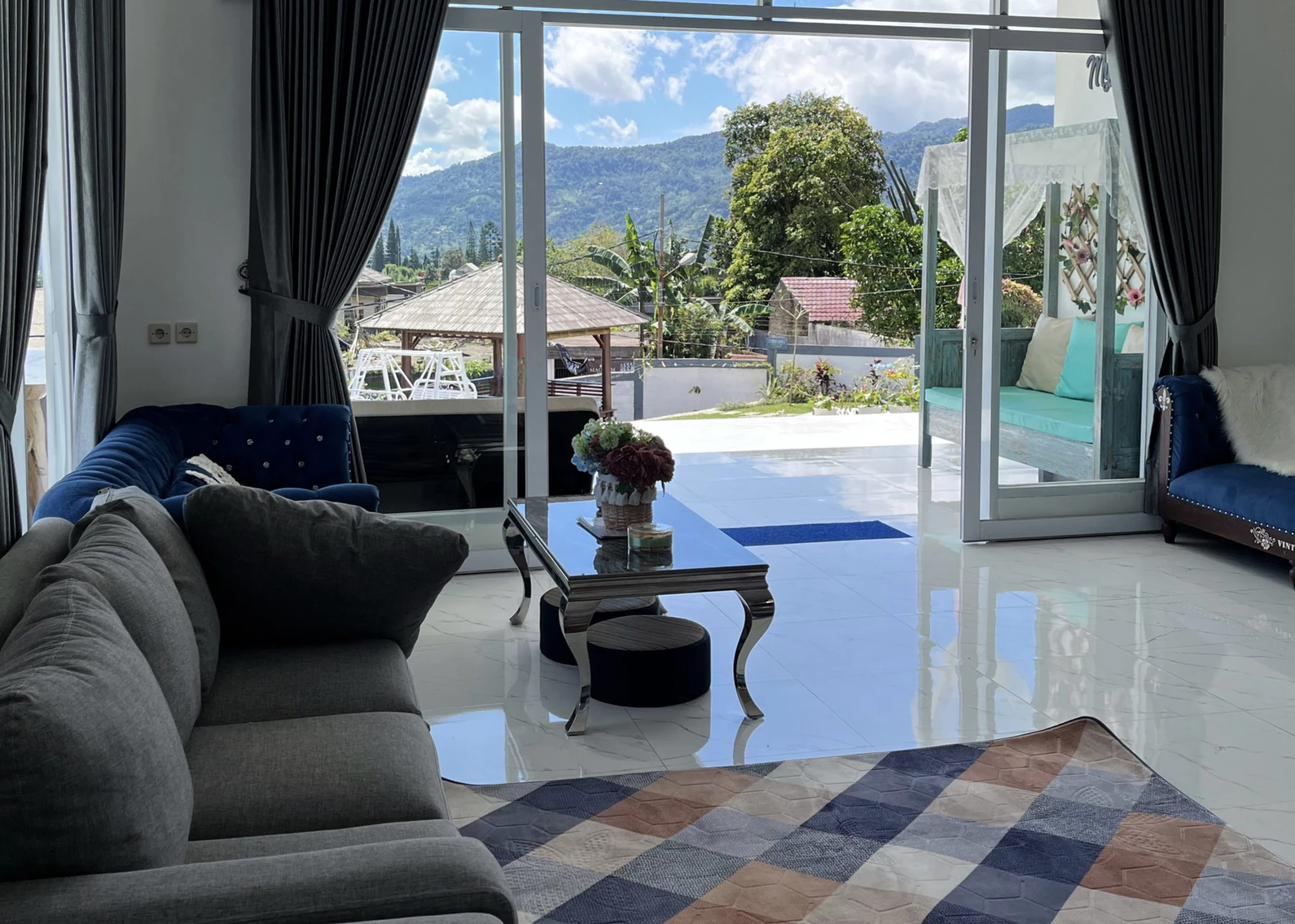 Ruang tamu terbuka My Dream Villa dengan pemandangan pegunungan