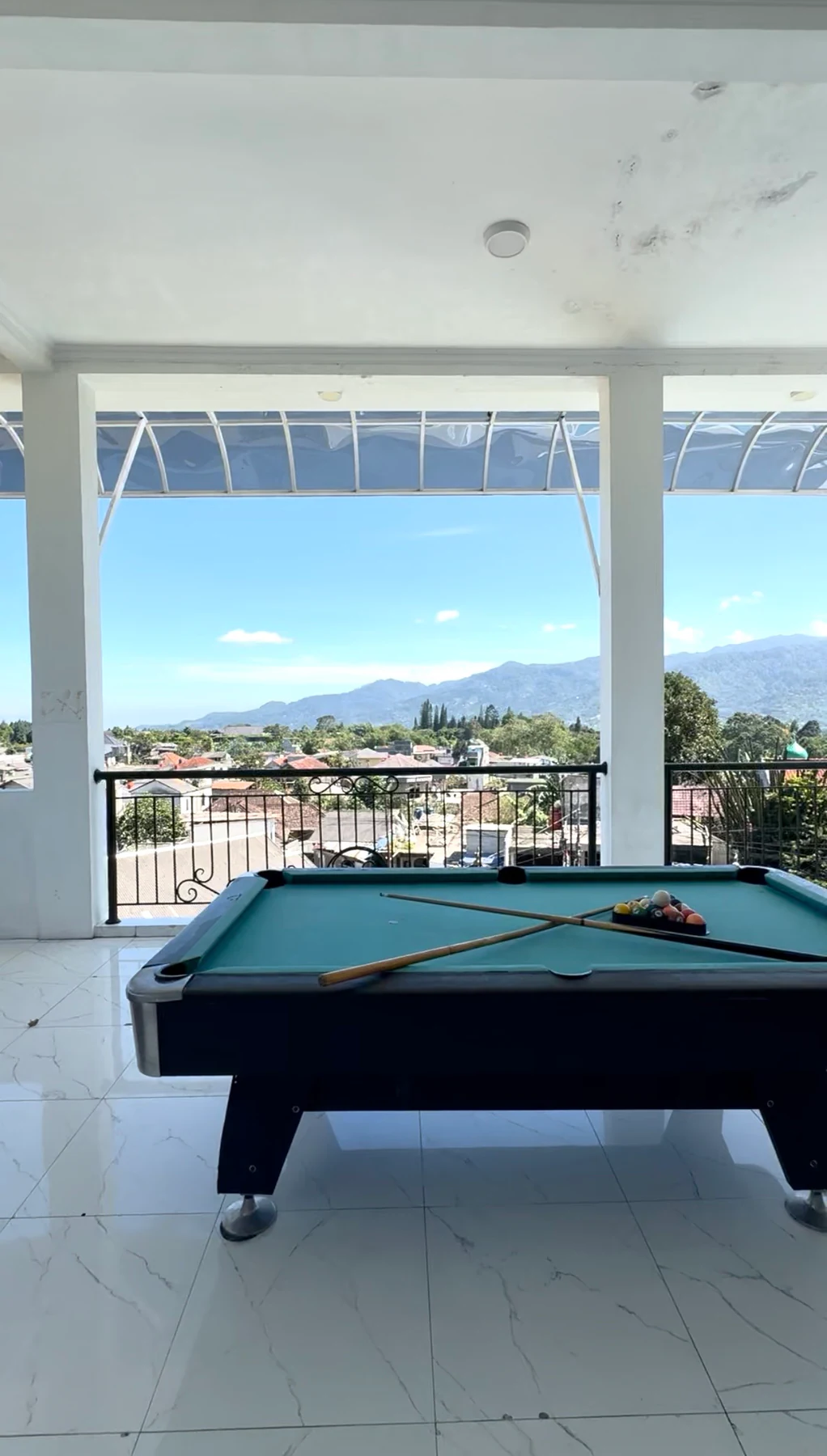 Meja billiard terbaru My Dream Villa dengan pemandangan pegunungan