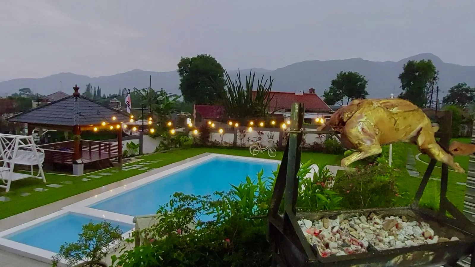 Kambing guling rekanan My Dream Villa di area kolam renang