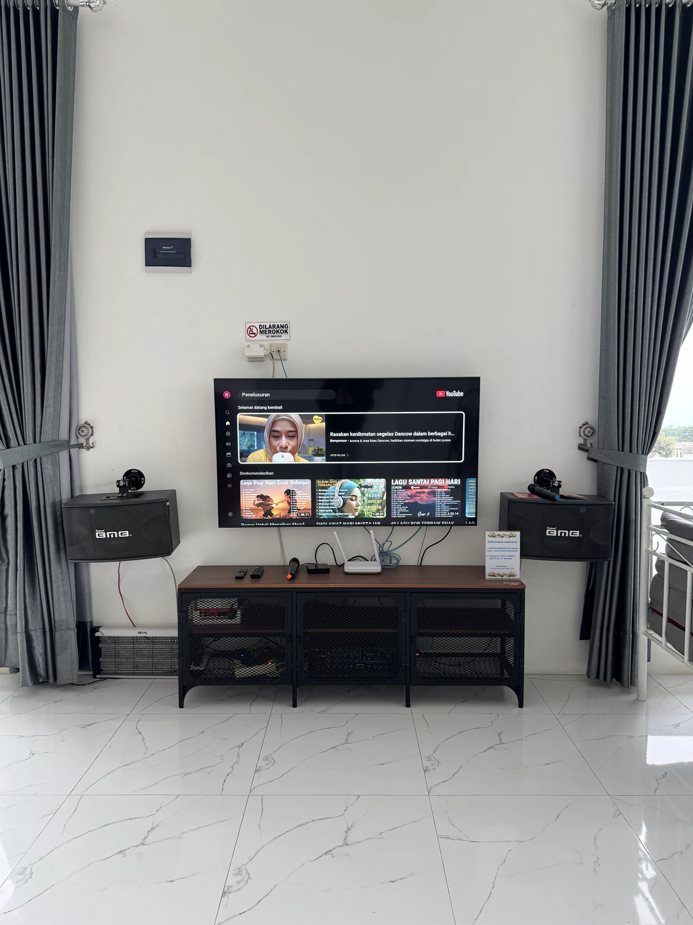 Televisi, speaker, dan perangkat karaoke terbaru di My Dream Villa