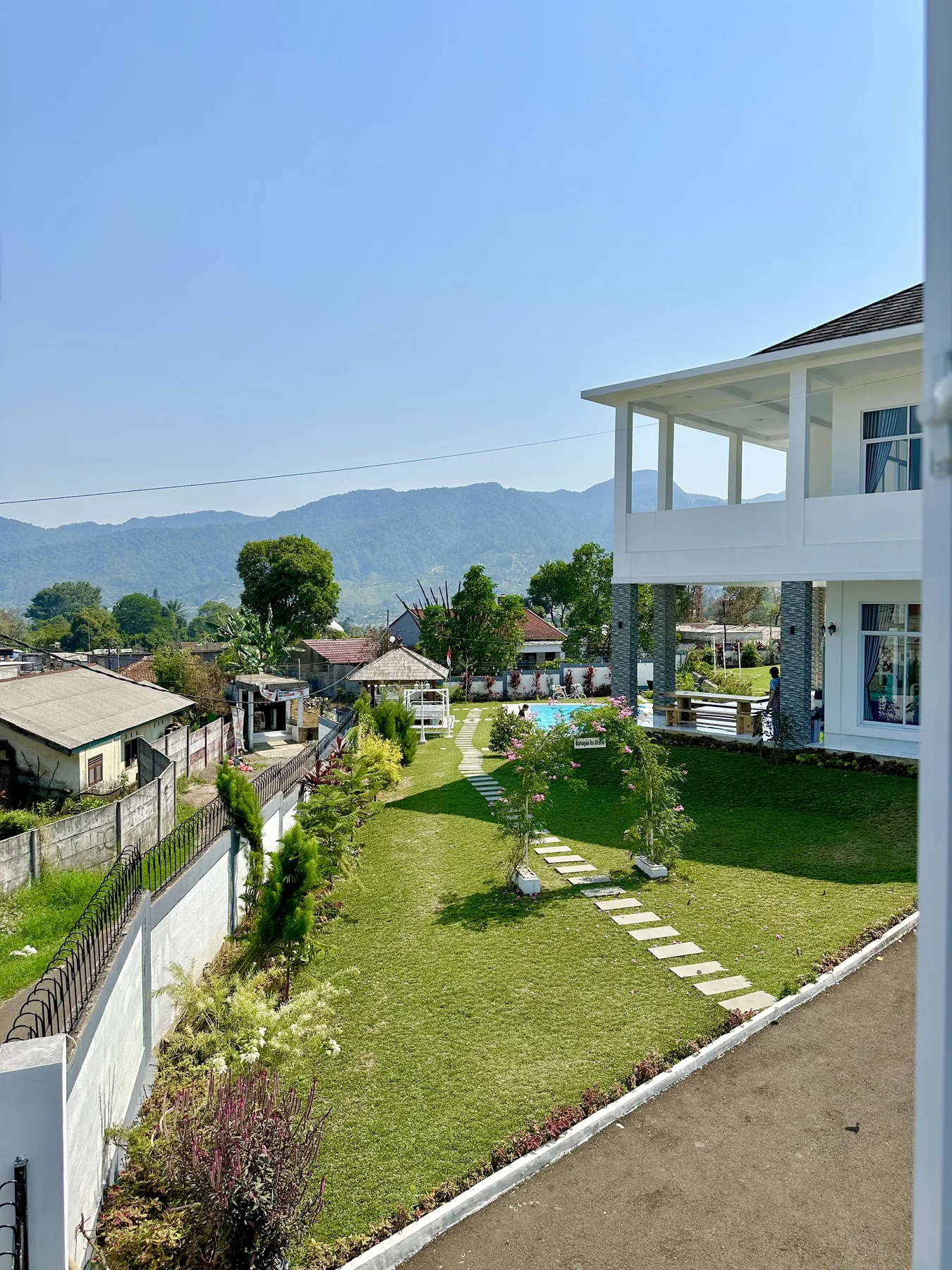 Halaman luas My Dream Villa dengan latar pegunungan